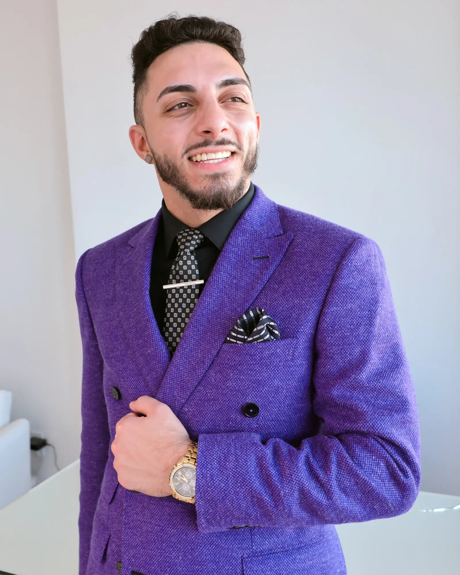 Purple Dormeuil double-breasted jacket, buttoned at the waist
